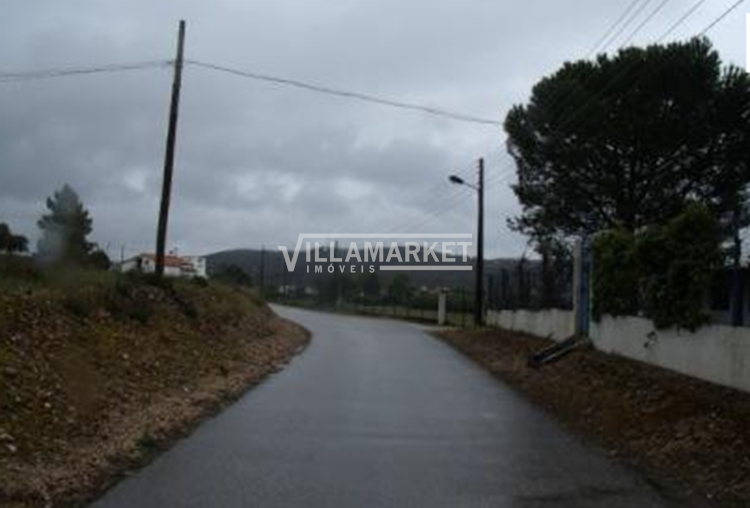 Capannone industriale a Bemposta (Abrantes), su un terreno di 5.000 m², appena fuori dal centro abitato.
