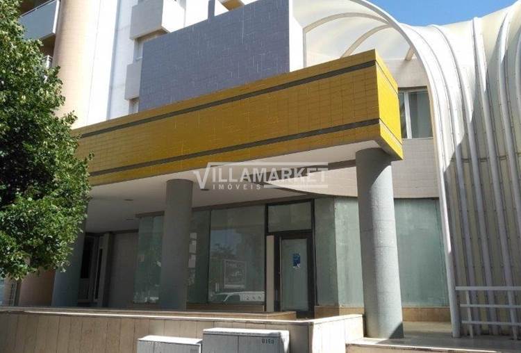 Shop with 223 m2 located in Torres Novas