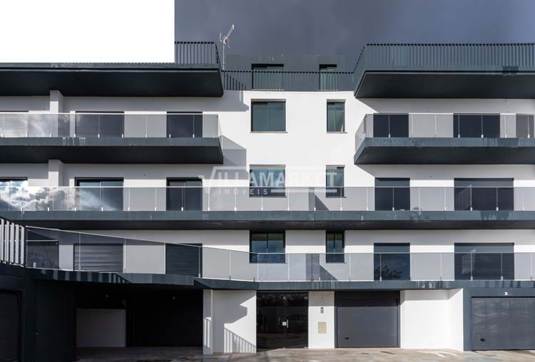 Apartamento T4 + 1 Duplex novo com logradouro situado em São Brás de Alportel
