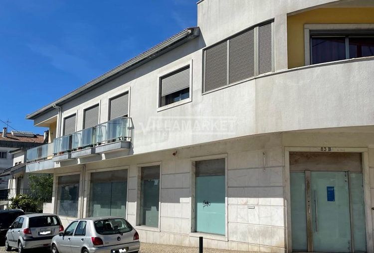 3 interconnected stores totaling an area of 304 m2 located in Algueirão - Mem Martins