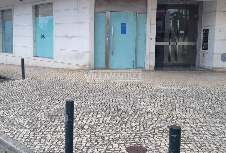 3 negozi interconnessi per un totale di 304 m2 situati ad Algueirão - Mem Martins