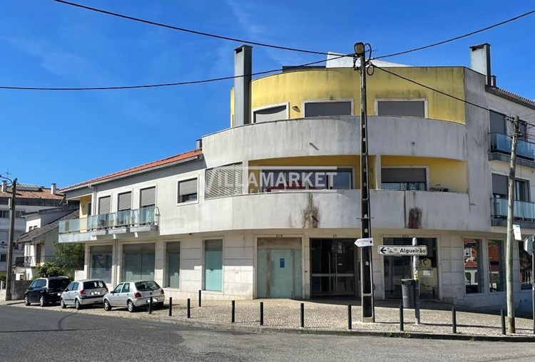 3 negozi interconnessi per un totale di 304 m2 situati ad Algueirão - Mem Martins