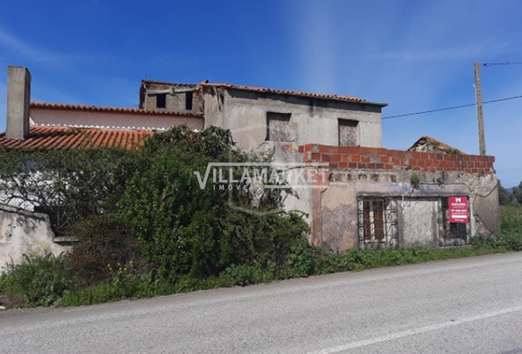 5 bedroom bank house without license of use with 5200 m2 of land located near Santarém 
