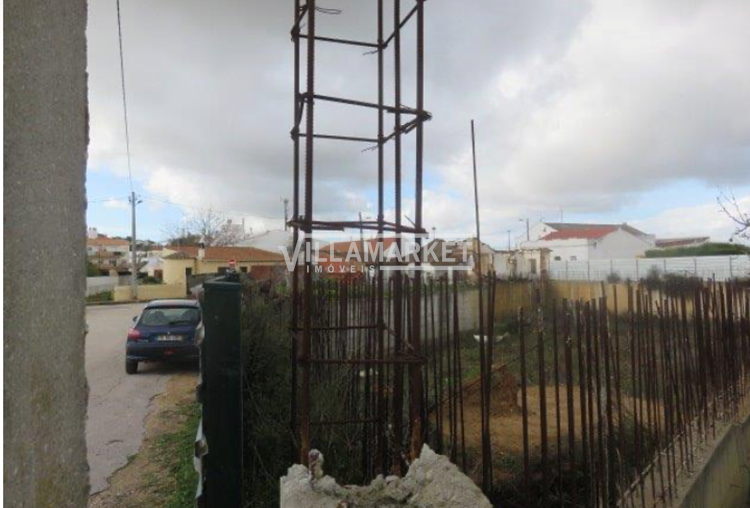 Plot of urban land with 210 m2 located in Algoz