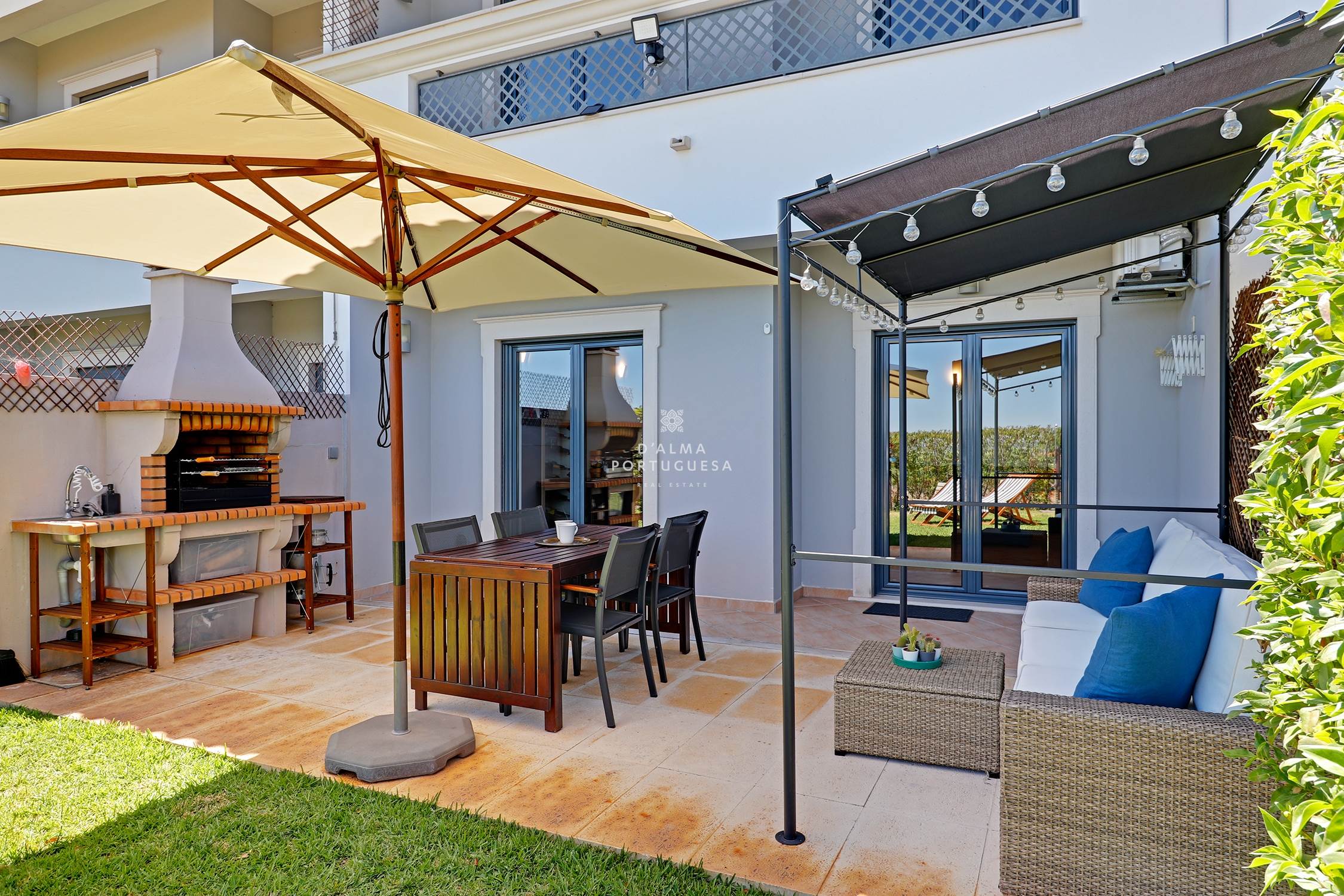 3 bedroom villa,garage,pool,quiet area,near the beach