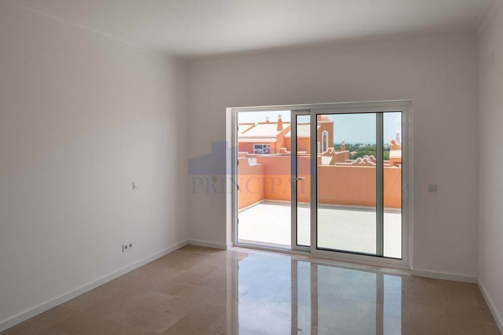 Apartamento T2 com estacionamento em novo empreendimento no coração do Algarve.