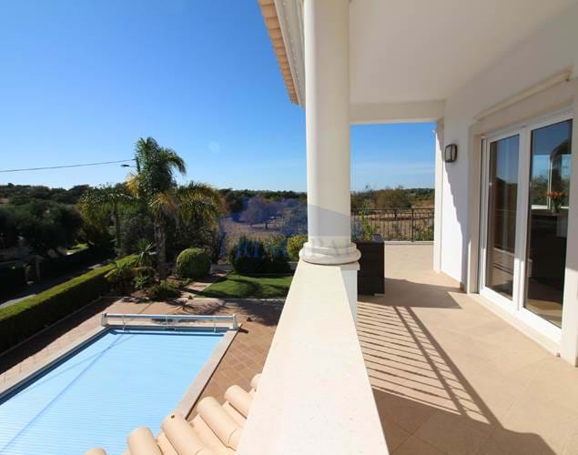Luxury 5 bedroom Villa with swimming pool, just 3 mins from the Beaches