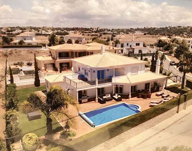 Luxury 5 bedroom Villa with swimming pool, just 3 mins from the Beaches