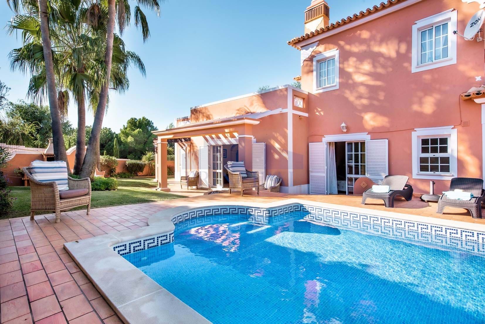 Excellent 5 Bed Villa with Heated Pool just 3.5 Km from the Beaches 