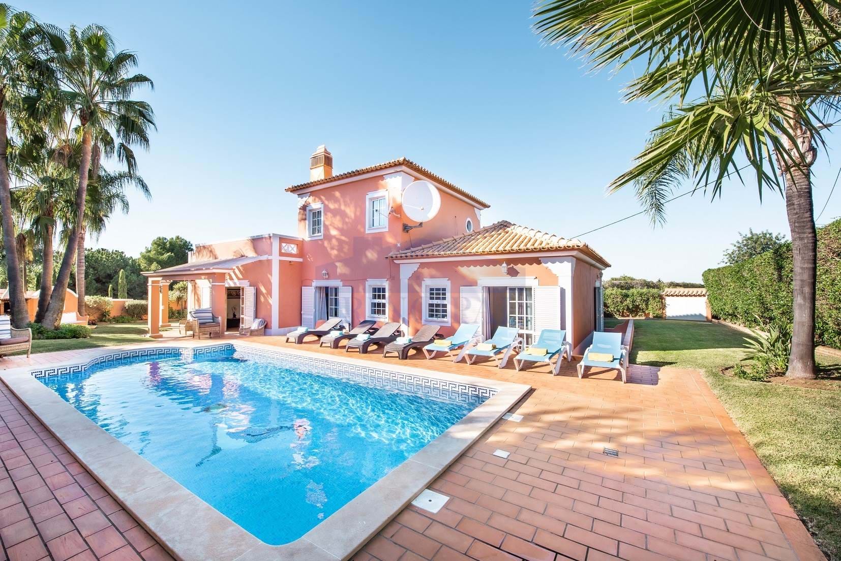 Excellent 5 Bed Villa with Heated Pool just 3.5 Km from the Beaches 