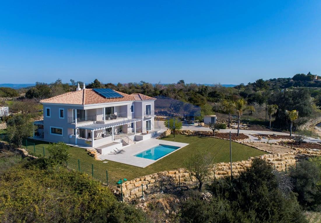  Smart Villa mit Pool und sechs Zimmern, sowie  Panoramablick
