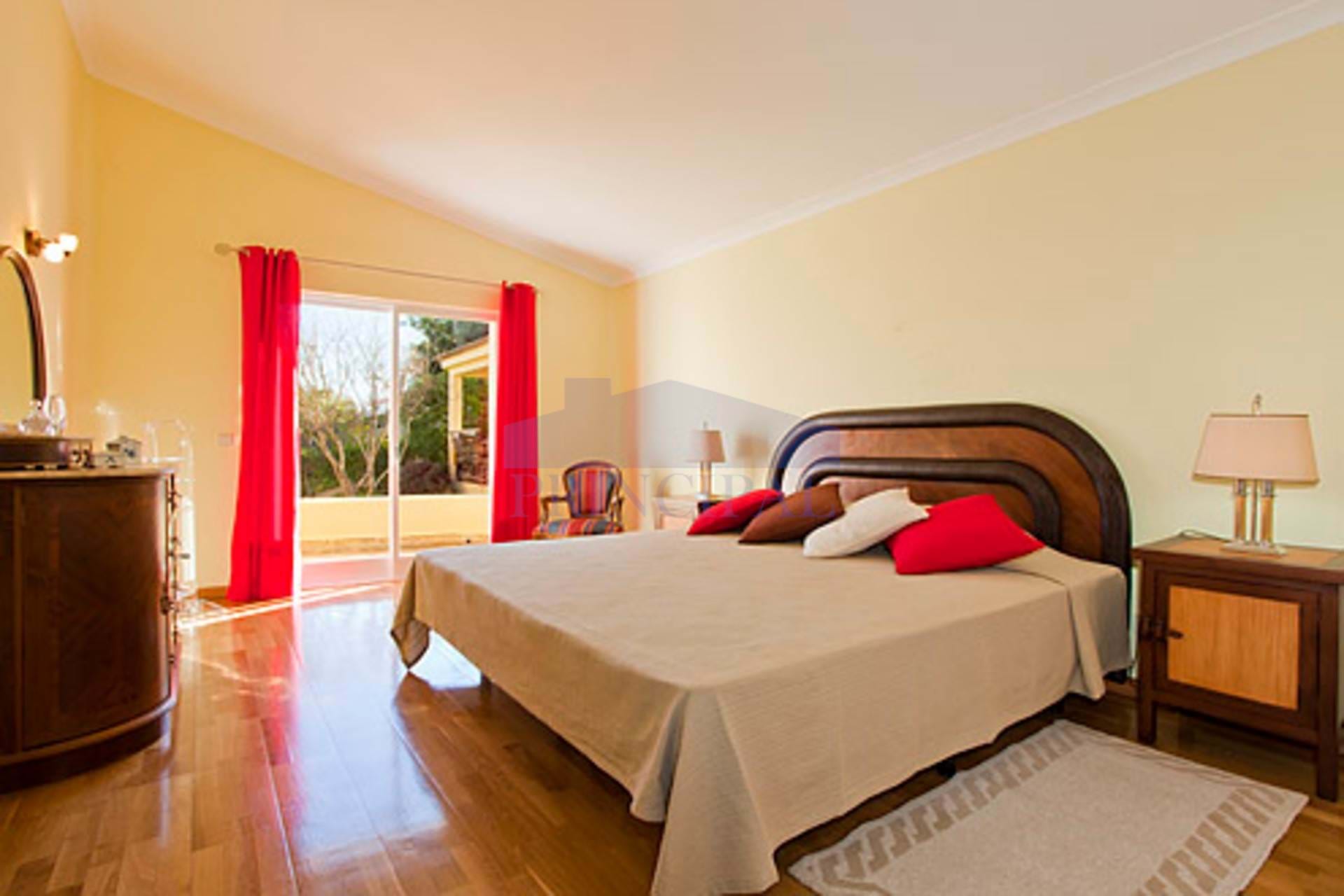 3 +1 Bedroom Villa renovated in quiet urbanization in the Páteo area