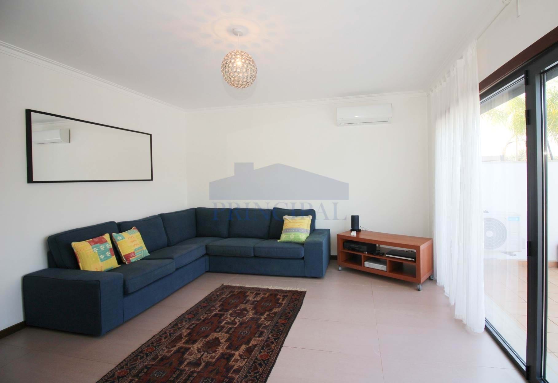 Modern Villa with 2+2 bedrooms in Condominium in the center of Guia