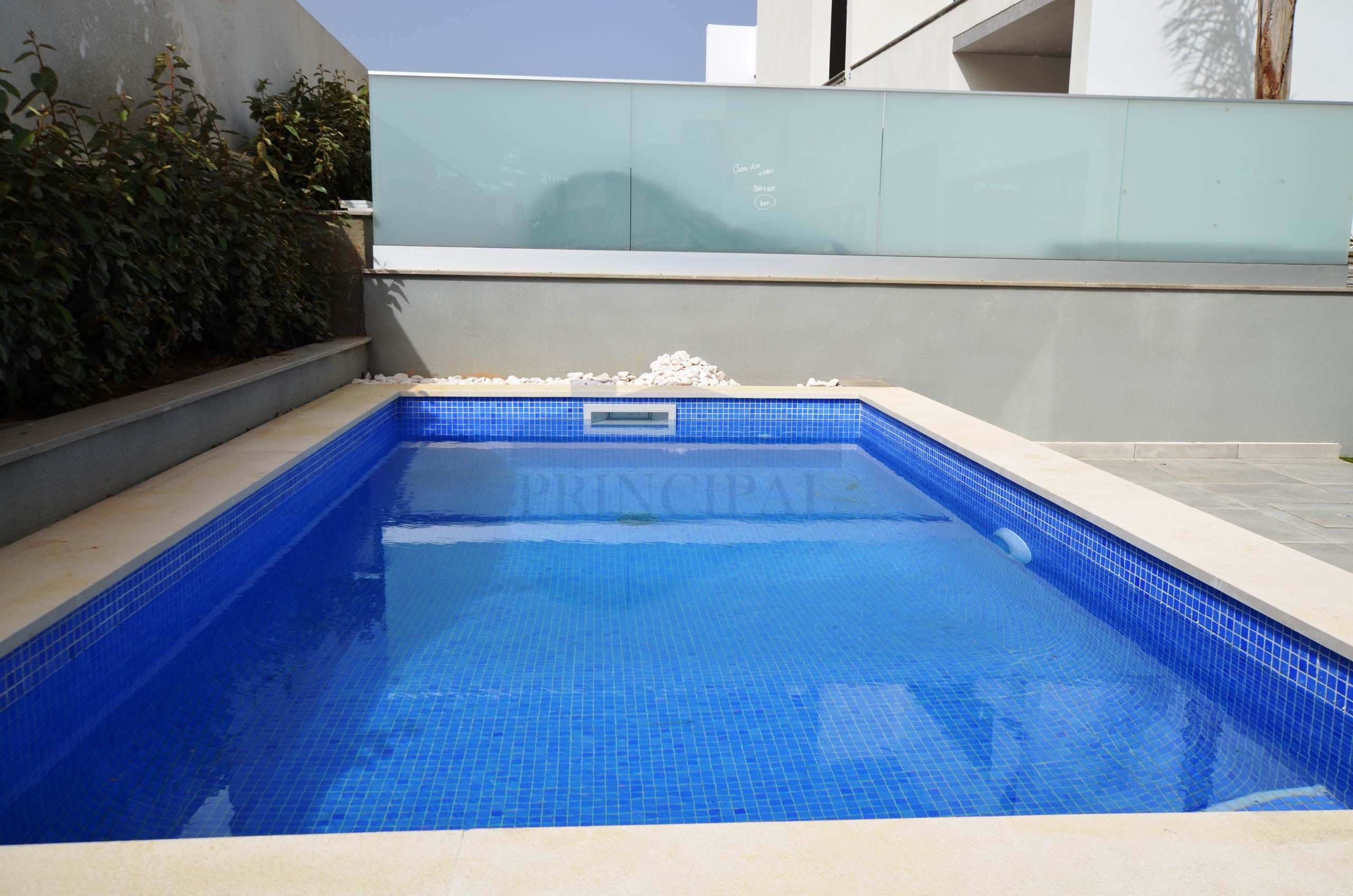 Semi-Detached Townhouse w/ 3+1 Bedrooms and Private Swimming Pool in Algoz