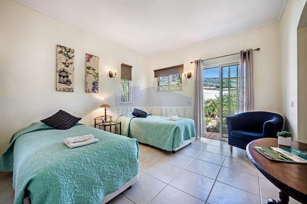 Spacieuse villa w / 4 chambres, Piscine chauffée, Vue sur la mer à 350 mètres de la plage de Lourenço