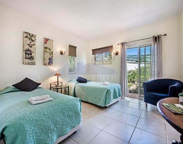 Spacieuse villa w / 4 chambres, Piscine chauffée, Vue sur la mer à 350 mètres de la plage de Lourenço