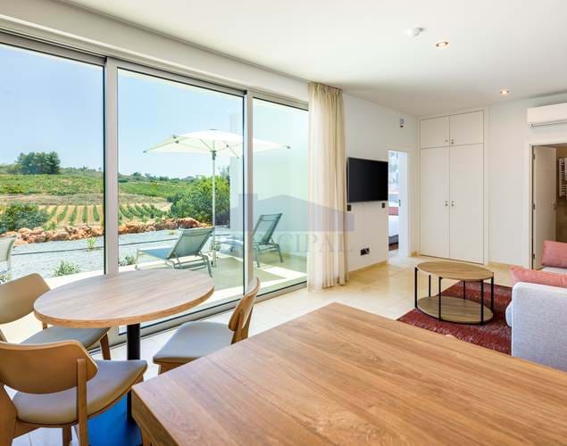 Moderne Suiten mit 1 Schlafzimmer im Wine Resort