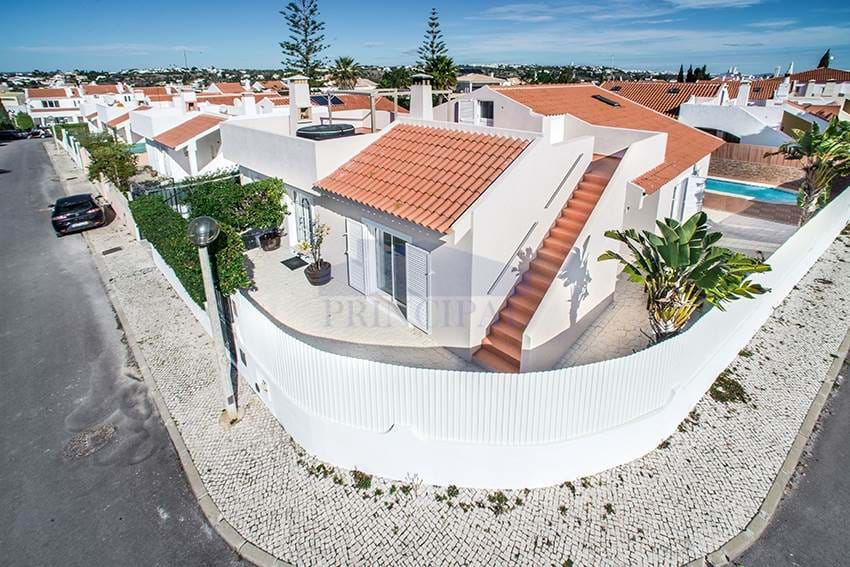 Villa mit drei Schlafzimmern nicht weit vom Strand Galé  entfernt