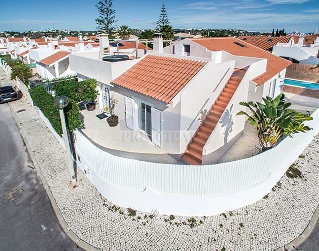Villa mit drei Schlafzimmern nicht weit vom Strand Galé  entfernt