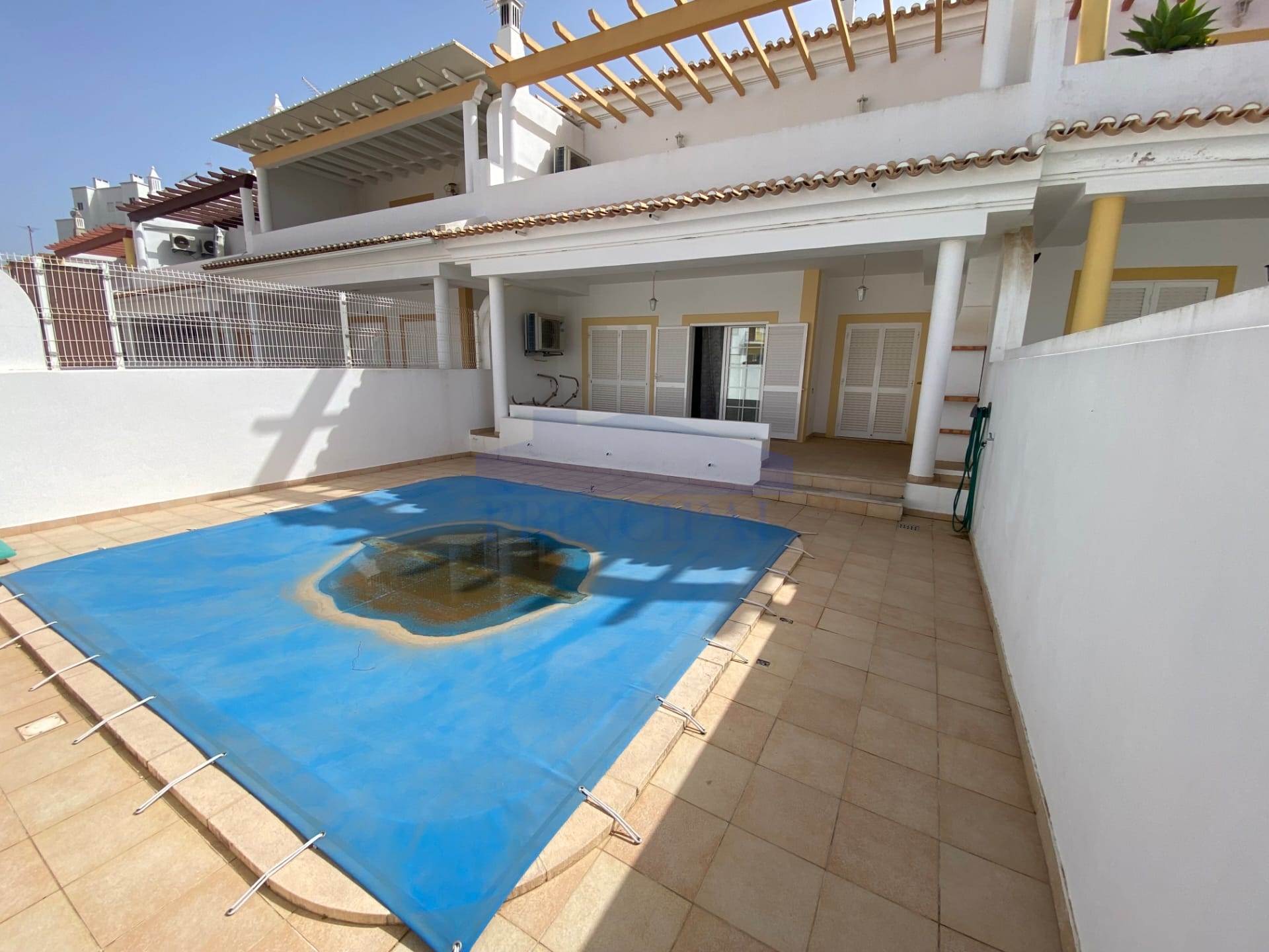 Maison de ville V3 +1 avec piscine privée à 600m de la plage d’Armação de Pêra