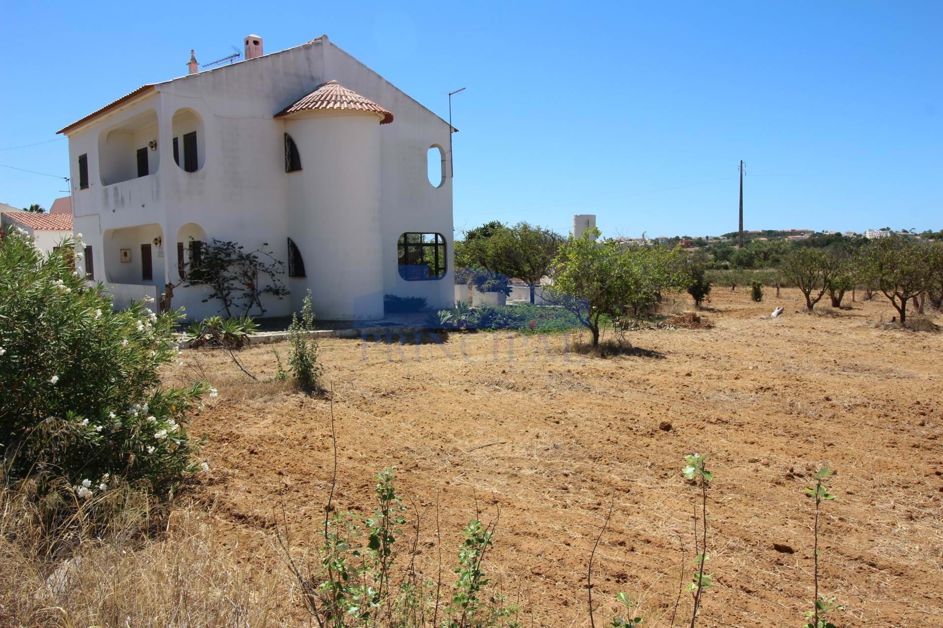 5+1 Bedroom Villa + Plot of Land 2790 m2 with well in Vale de Parra