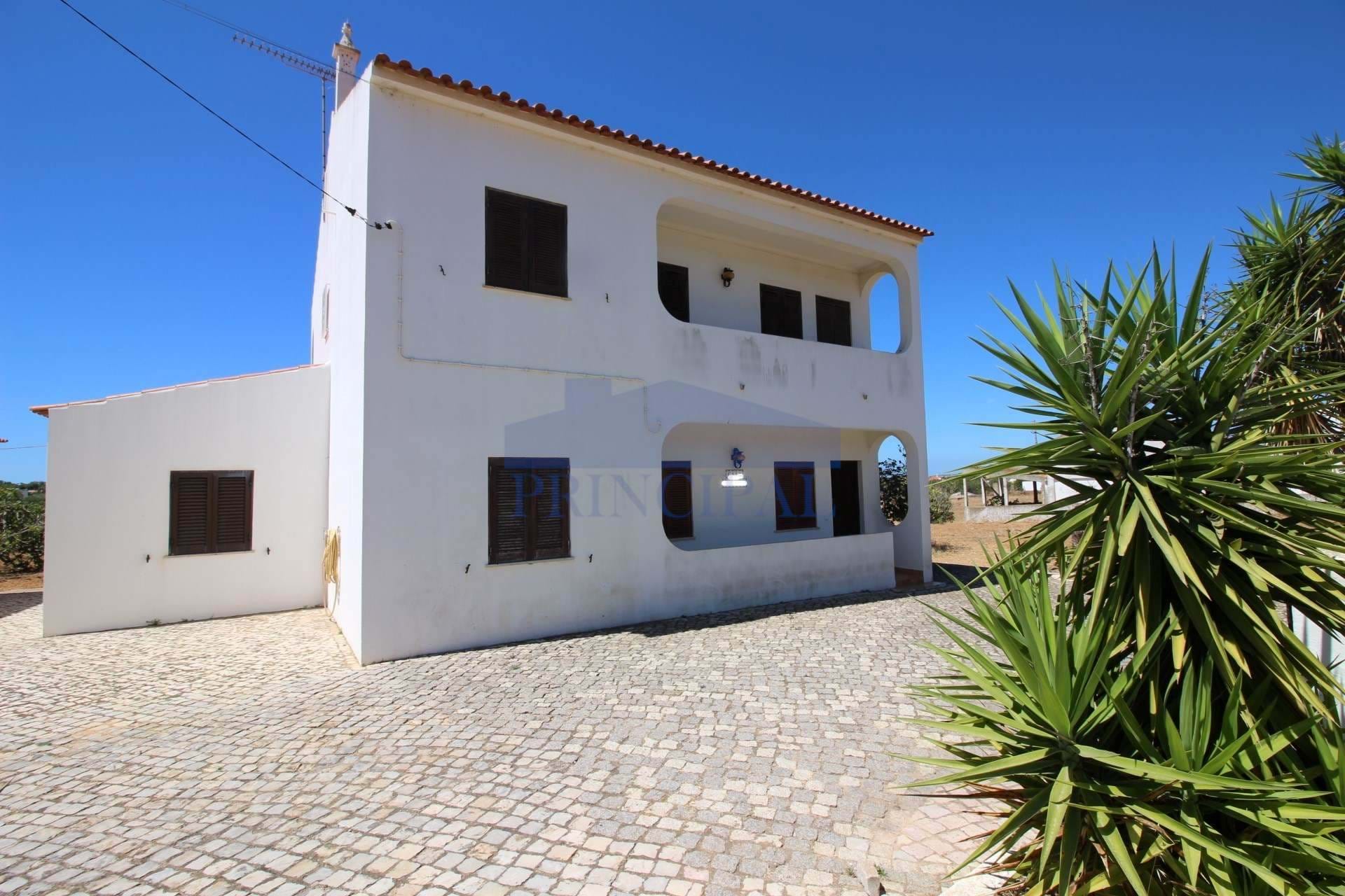 5+1 Bedroom Villa + Plot of Land 2790 m2 with well in Vale de Parra