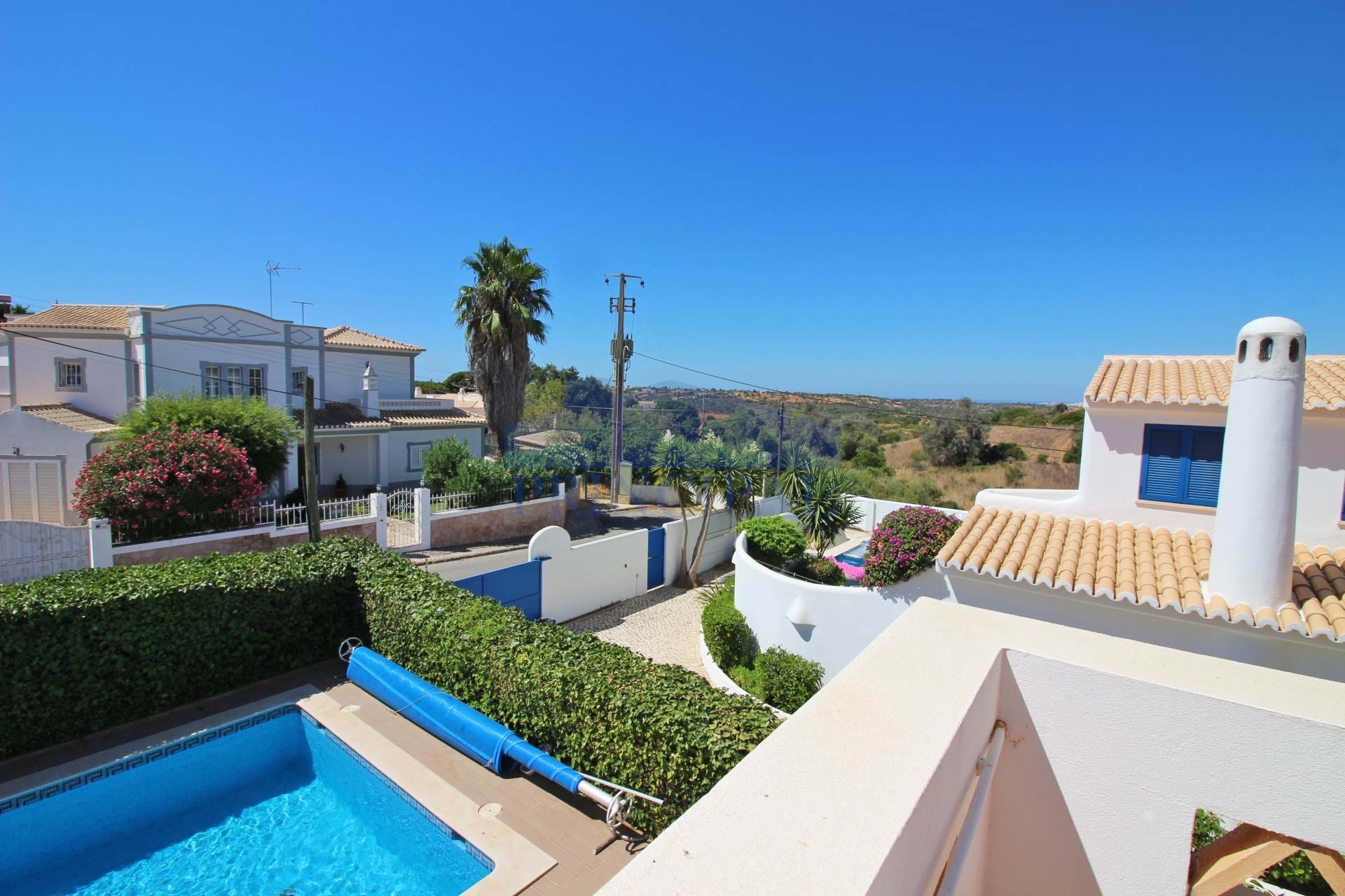 Detached Villa V4 w / pool in Privileged Residential Area