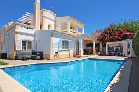Detached 4 Bedroom Villa with swimming pool in a privileged location