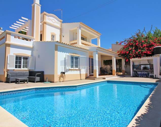 Detached Villa V4 w / pool in Privileged Residential Area