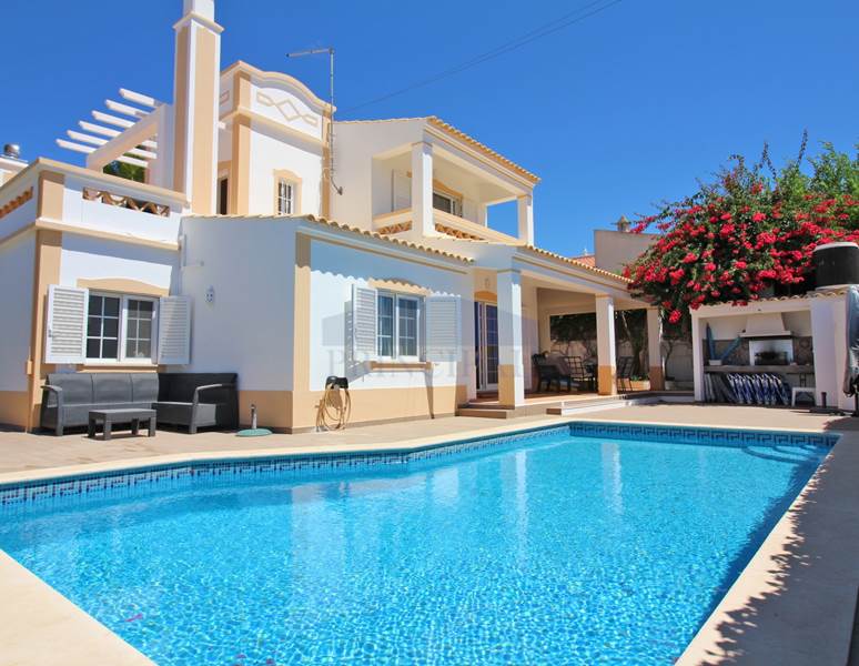 Detached 4 Bedroom Villa with swimming pool in a privileged location