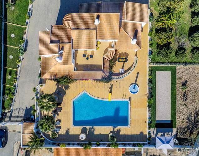 Villa individuel à 4 (3+1) Chambres avec piscine, zone résidentiel tranquille