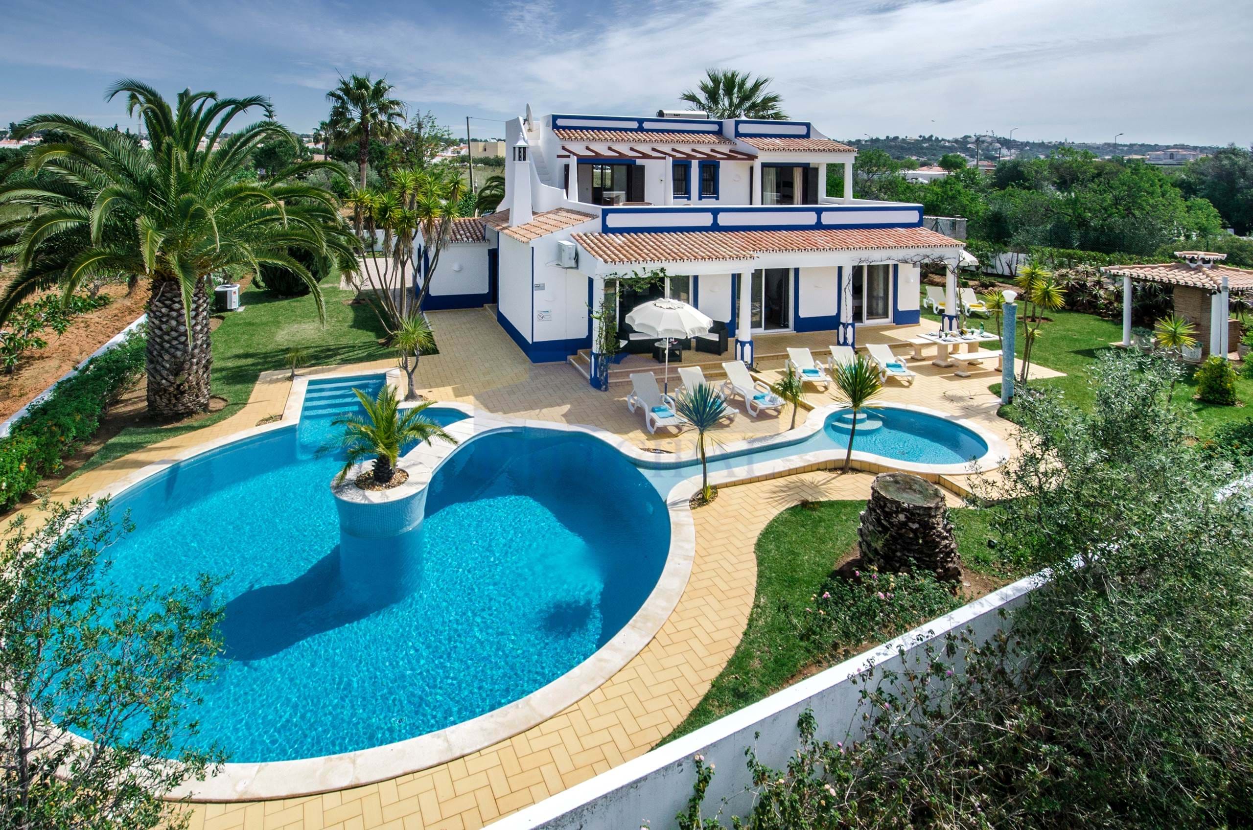 Villa de 4 chambres avec piscine et jardin dans un terrain spacieux, en quartier calme