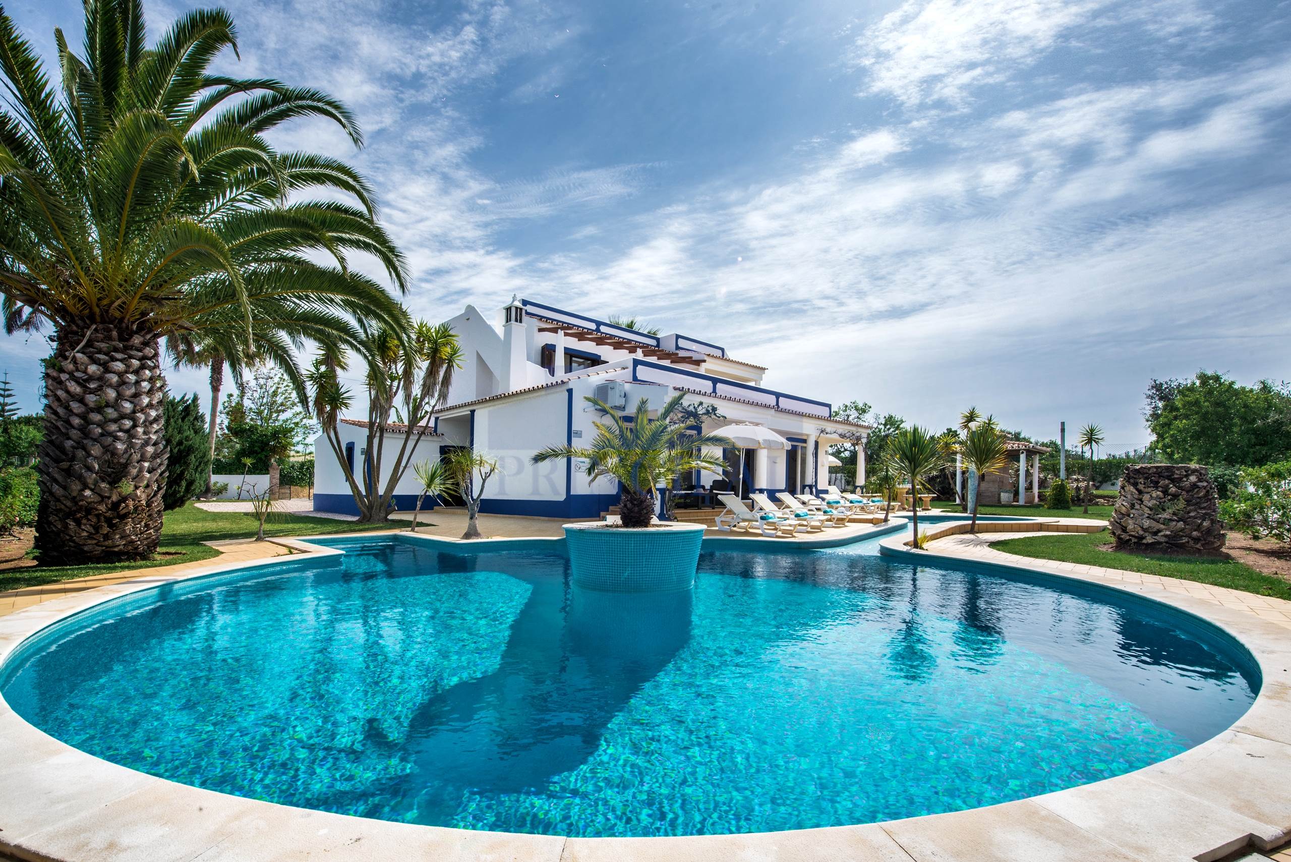 Villa de 4 chambres avec piscine et jardin dans un terrain spacieux, en quartier calme