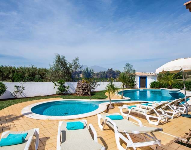 4 bedroom villa with pool and garden in spacious plot and quiet area