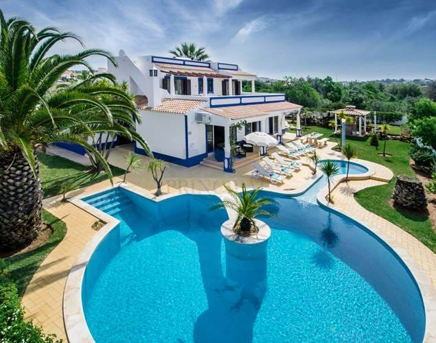 4 bedroom villa with pool and garden in spacious plot and quiet area