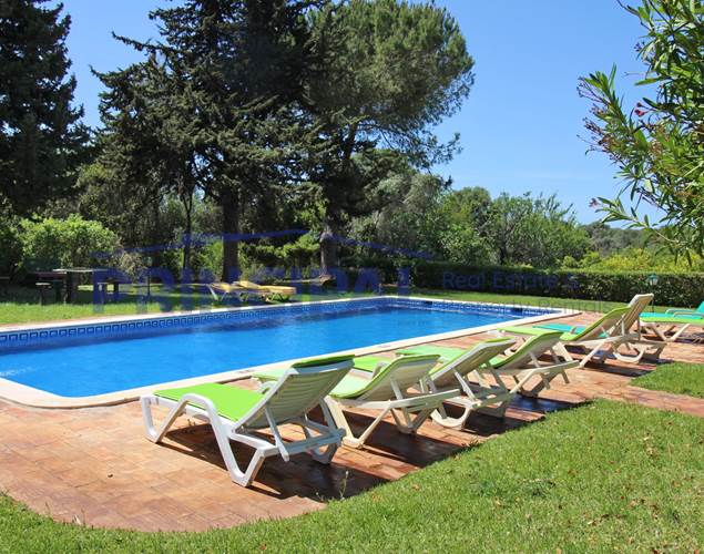 Maison de 5 chambres au rez-de-chaussée, avec grand jardin avec piscine sur un terrain de 17000 m2, Alcantarilha