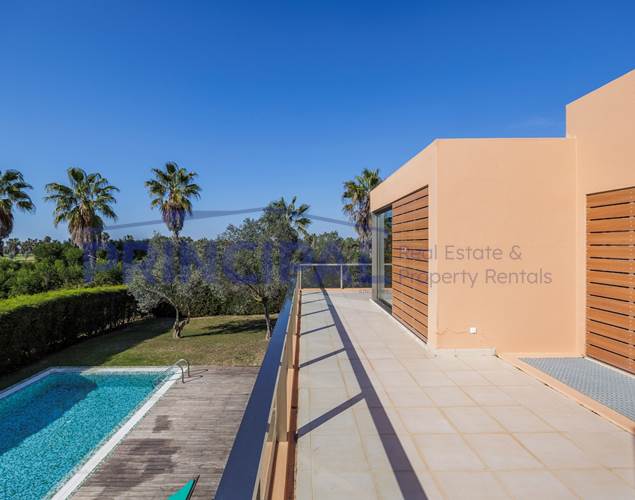 Luxuriöse Villa T4 mit Pool und Garten in Salgados