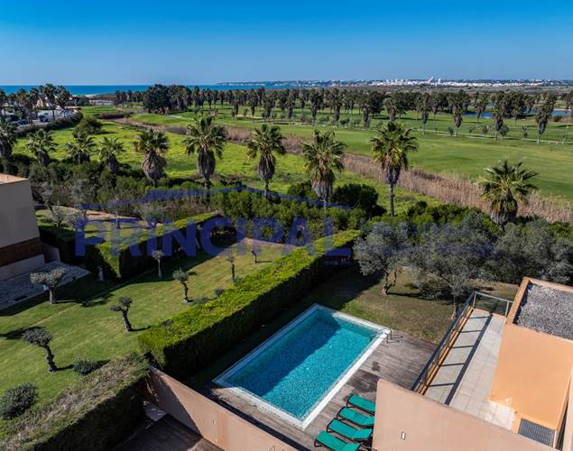 Luxuriöse Villa T4 mit Pool und Garten in Salgados