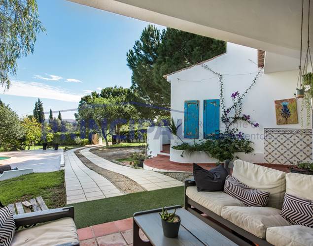 Villa mit 4 Schlafzimmern, Pool und Garten in Alcantarilha
