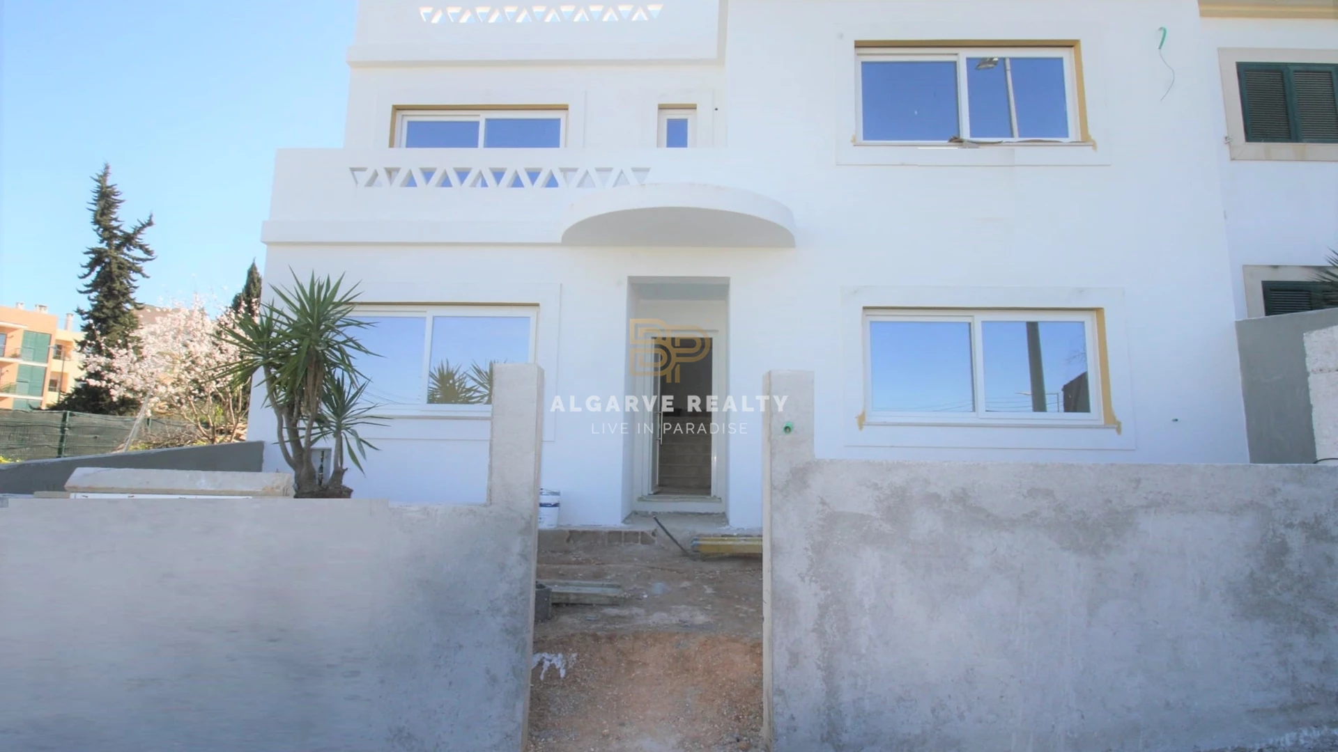 Raminha - Portimão - SALE - OPPORTUNITY House T4 with 3Wcs and yard 10 min from the beaches