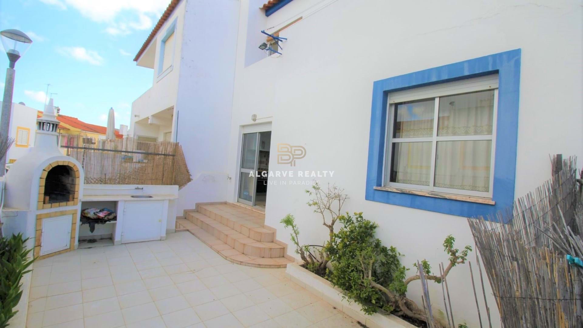 Estombar - Lagoa - SALE - House in band T3 with patio - OPPORTUNITY