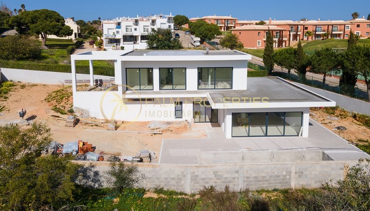 Villa moderne de 3+1 chambres avec piscine - nouvelle construction 