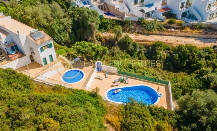 Espaçosa casa geminada de 3 quartos com piscina comum e vista mar
