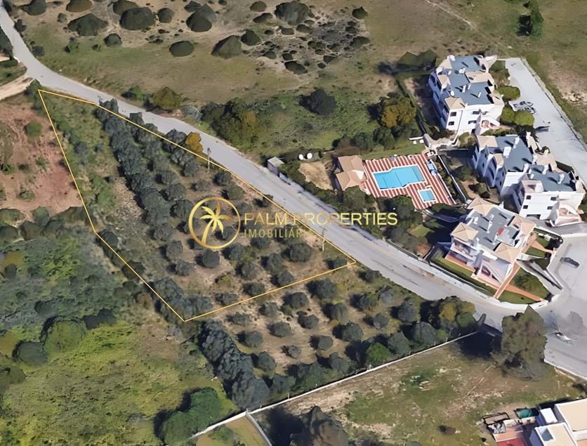 Building plot close to Carvoeiro (2.630 m²) with building project 