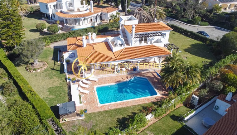 Luxury 3 bedroom Villa with private pool and fantastic sea view.