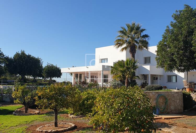 Villa moderne de 3/4 chambres avec vue panoramique imprenable sur la mer près de Santa Barbara de Nexe