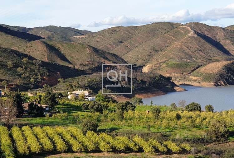  OPORTUNIDADE ÚNICA - Grande Fazenda com 2 casas à beira-lago perto de Silves 