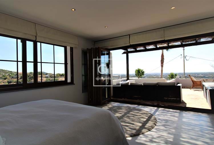 Beautiful classic 4 bedroom villa with stunning panoramic sea views near Loulé
