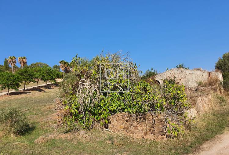 Projeto : Linda Villa de 3 quartos com ruína situada em uma colina com 7h com vista deslumbrante para o campo perto de Tavira 