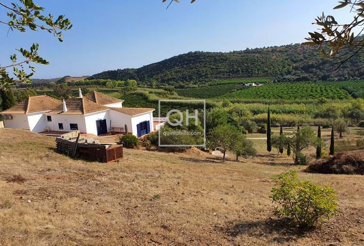 Unique Project: Beautiful 3 bedroom Villa with ruin settled on a hill with 7h with stunning views to the countryside near Tavira 
